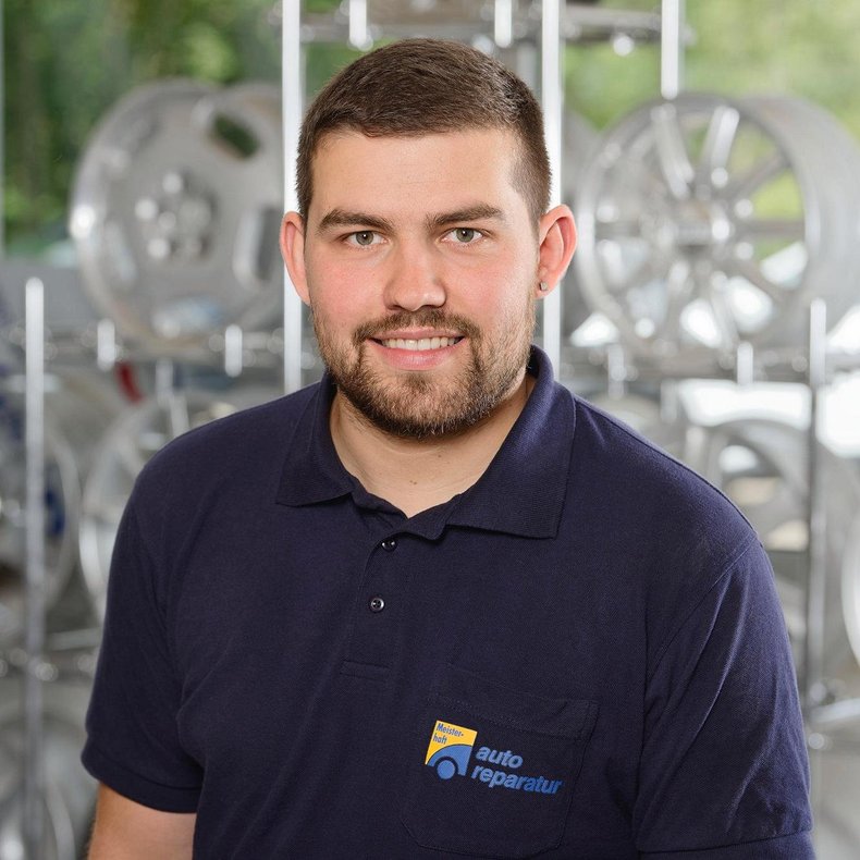 Jonas Böhringer von Ketterer Kfz-Meisterbetrieb in Titisee-Neustadt Porträt Jonas Böhringer von Ketterer Kfz-Meisterbetrieb in Titisee-Neustadt
